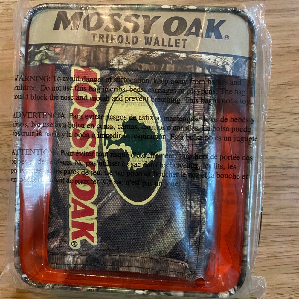 Mossy Oak Trifold Men's Camo Wallet in Tin Box